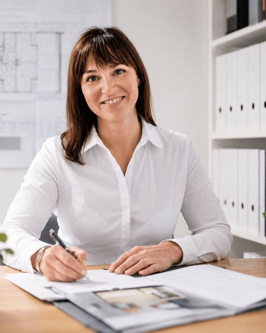 Alexandra Schmid, Immobilienmaklerin, an ihrem Schreibtisch im Büro in Ulm